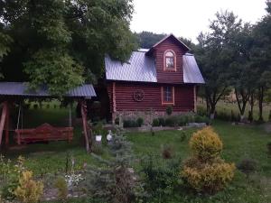 Деревяний будинок з банею