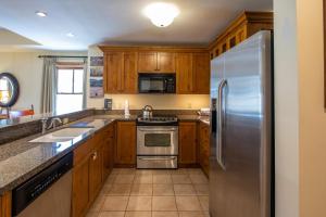 Two Bedroom Condo with Balcony over Mountaineer Square - Just Steps from the Slopes! condo