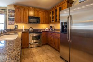 Two Bedroom Condo with Balcony over Mountaineer Square - Just Steps from the Slopes! condo