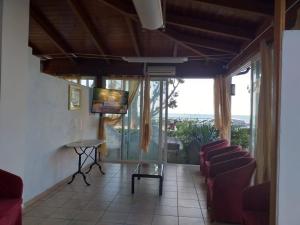 Room in BB - Bright quadruple room a stones throw from the sea