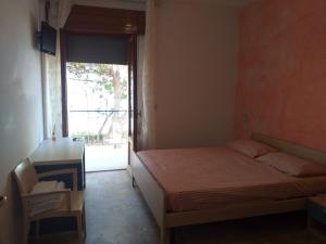 Room in BB - Bright quadruple room a stones throw from the sea