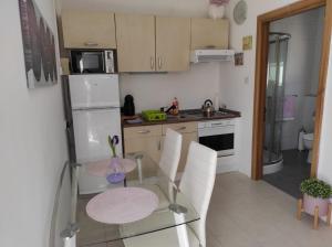 Studio apartment with private terrace, Jacuzzi & views