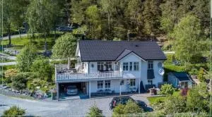 Between Fjord og Glacier - Svelgen