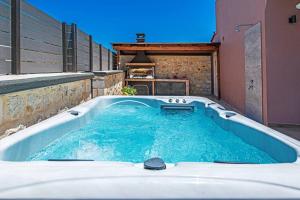 Villa Anthi, a modern villa with salted water pool,hot tub & BBQ!
