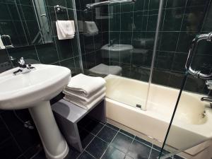 Triple Room with Private Bathroom room in Midtown West Hotel