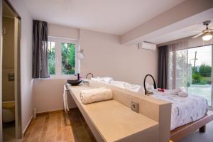Gyra Villas - Seaview Villa Fivos with private pool