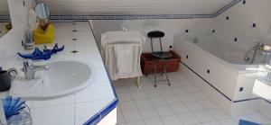 B&B / Chambres d'hotes 2 chambres et salle de bain un oasis de bien etre Piscine et jardin Direct Gare Aeroport : photos des chambres