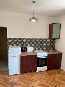 Entire 1-bedroom apartment with free parking