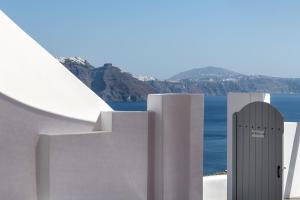 Oia, 84702, Santorini, Greece.