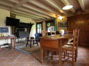 Maisons de vacances Gite Villeneuve-d'Allier, 4 pieces, 6 personnes - FR-1-582-208 : photos des chambres