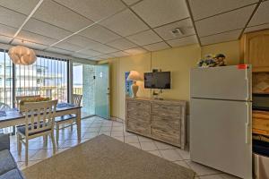 Wildwood Crest Condo with Pool Walk to Restaurants!