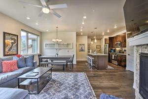 Walk to Lifts Condo with Mtn Views in Keystone!