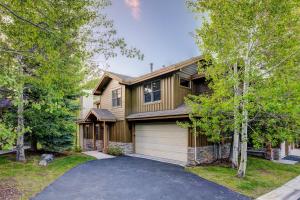 Three-Bedroom Apartment room in 7 Trailside Court
