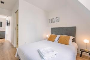 REIMS - Place du Forum - Cathédrale - Terrasse