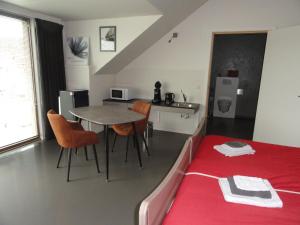 Triple Room with Balcony room in B&B Altijd Genieten