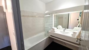 Hotels Fasthotel Oloron Hostellerie du Paon Blanc : photos des chambres