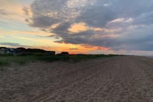 Shore Lodge. 4 bed bungalow only mtrs from the beach. Sleeps 8