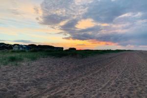 Shore Lodge. 4 bed bungalow only mtrs from the beach. Sleeps 8