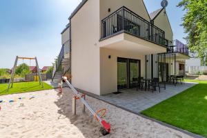 Apartamenty w sam las by KLIF Ustka - apartament na parterze z tarasem i parkingiem