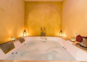 Queen Suite with Spa Bath room in Alcoba del Rey de Sevilla