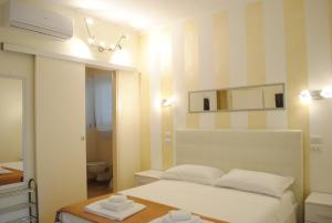 Double Room with Private Bathroom room in Dreaming Piazza Erbe Rooms