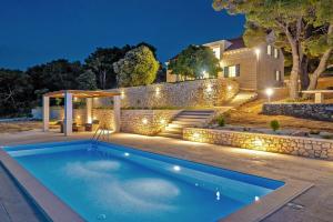 Luxury Villa Castello di Pietra Brač with Heated Pool near Pučišća
