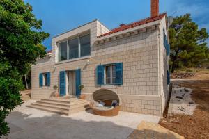 Luxury Villa Castello di Pietra Brač with Heated Pool near Pučišća