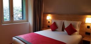 Hotels AUBERGE DES GLIERES : photos des chambres