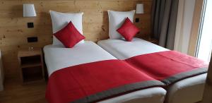 Hotels AUBERGE DES GLIERES : photos des chambres