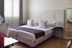 Standard Twin Room room in Le 123 Elysees - Astotel