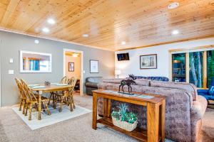 Cedar Cabin on Plum Lake