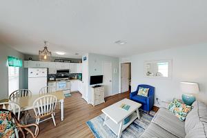 One-Bedroom Apartment room in Paradise Isle - Pool - 2-Min Walk to Beach condo