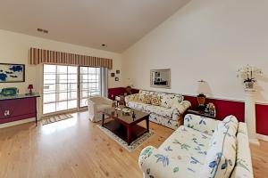 Two-Bedroom Apartment room in Magnolia Pointe Hideaway - Sunroom & Pond Views condo