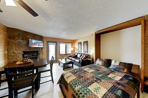 Two-Bedroom Apartment room in 2 Units at The Inn at Silver Creek Pool & Hot Tub condo