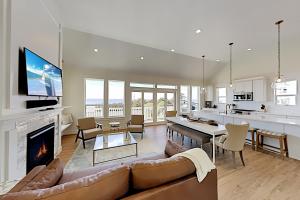 Three-Bedroom House room in Olivia Beach - All-Suite Hot Tub Walk to Beach! home