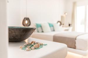 Kalais Beachfront Suites - Stunning Sea & Sunset Views, Free Beach Chairs, Bus Stop Outside, 12 Min from Naxos Town, 200 Mbps WiFi