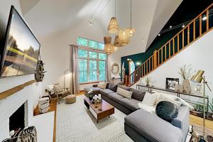 Four-Bedroom House room in Secluded Estate - Private Koi Pond & Home Office home