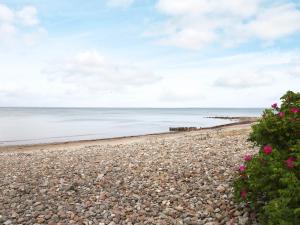 6 person holiday home in Dronningmølle-By Traum