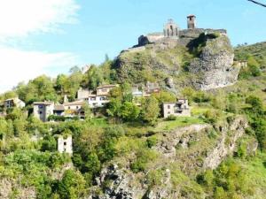 Maisons de vacances Gite Villeneuve-d'Allier, 4 pieces, 10 personnes - FR-1-582-189 : Maison de Vacances (10 Adultes)