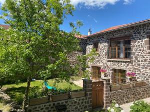 Maisons de vacances Gite Saint-Christophe-sur-Dolaison, 4 pieces, 8 personnes - FR-1-582-284 : Maison de Vacances (8 Adultes)
