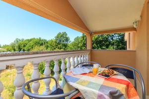 Apartments Vanessa with Shared Pool