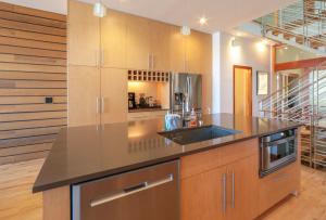 Columbia River Gorge View FOUR Condo