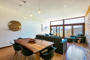 Columbia River Gorge View FOUR Condo