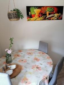 Keskustan kaksio parvekkeella, ilmastoitu.