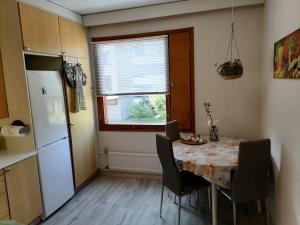 Keskustan kaksio parvekkeella, ilmastoitu.