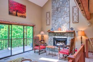 Three-Bedroom House room in Hillside Lookout home