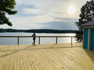 One-Bedroom House room in New Waterfront Cabin on the Large Sundeck #24 cabin