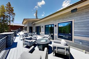 Four-Bedroom House room in Goldenview - Hot Tub Mountain Views - 4000 Sq Ft home