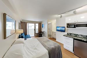 Studio Apartment room in Kuhio Village - City-View Balcony - Steps to Beach condo
