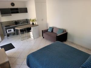 charmant studio de 30 m2 très calme avec sa grande belle terrasse et son jardin PRIVATIF